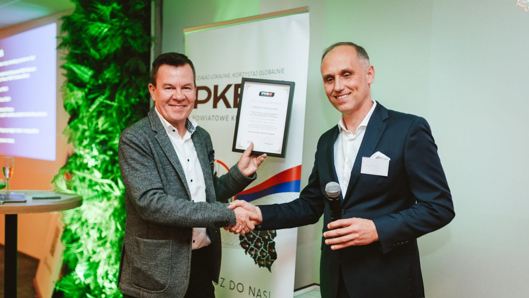 Uścisk dłoni i dyplom na spotkaniu PKB314